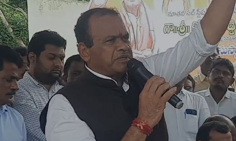 Telangana min Komatireddy orders demolition of BRS Nalgonda office