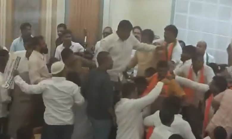 Hyderabad: AIMIM, BJP corporators clash in GHMC meeting