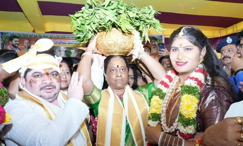 Minister Surekha launches Bonalu festival at Golconda fort