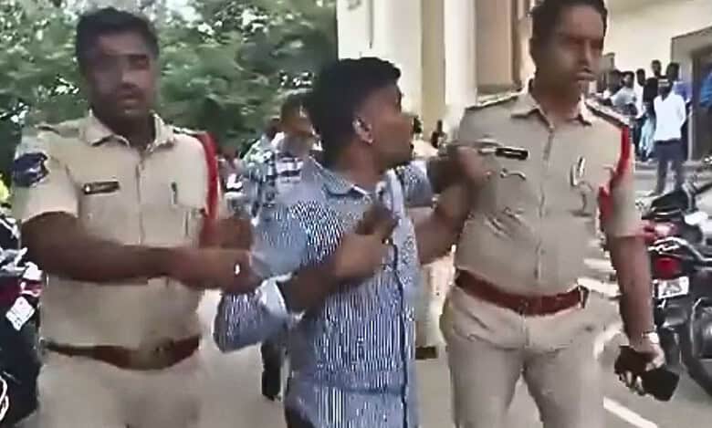 Hyderabad: Osmania University police manhandle journalist during DSC protest