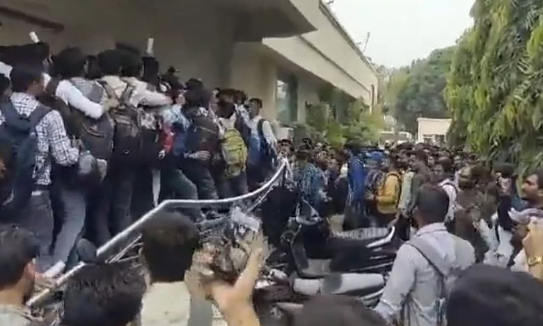 Notice issued to pvt firm in Gujarat for chaos at job interview site