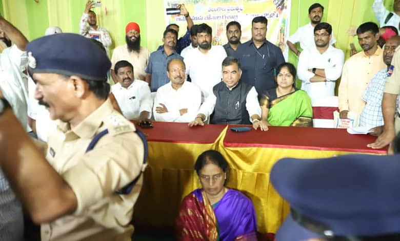Hyderabad: Sabitha decries protocol violation during Bonalu fete, stages sit-in