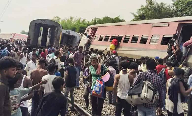 Gonda accident: Probe blames improper fastening of track; Railways disagree