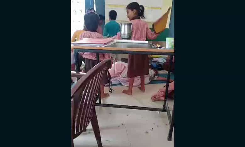 Video: UP primary school teacher caught dozing while students fan her