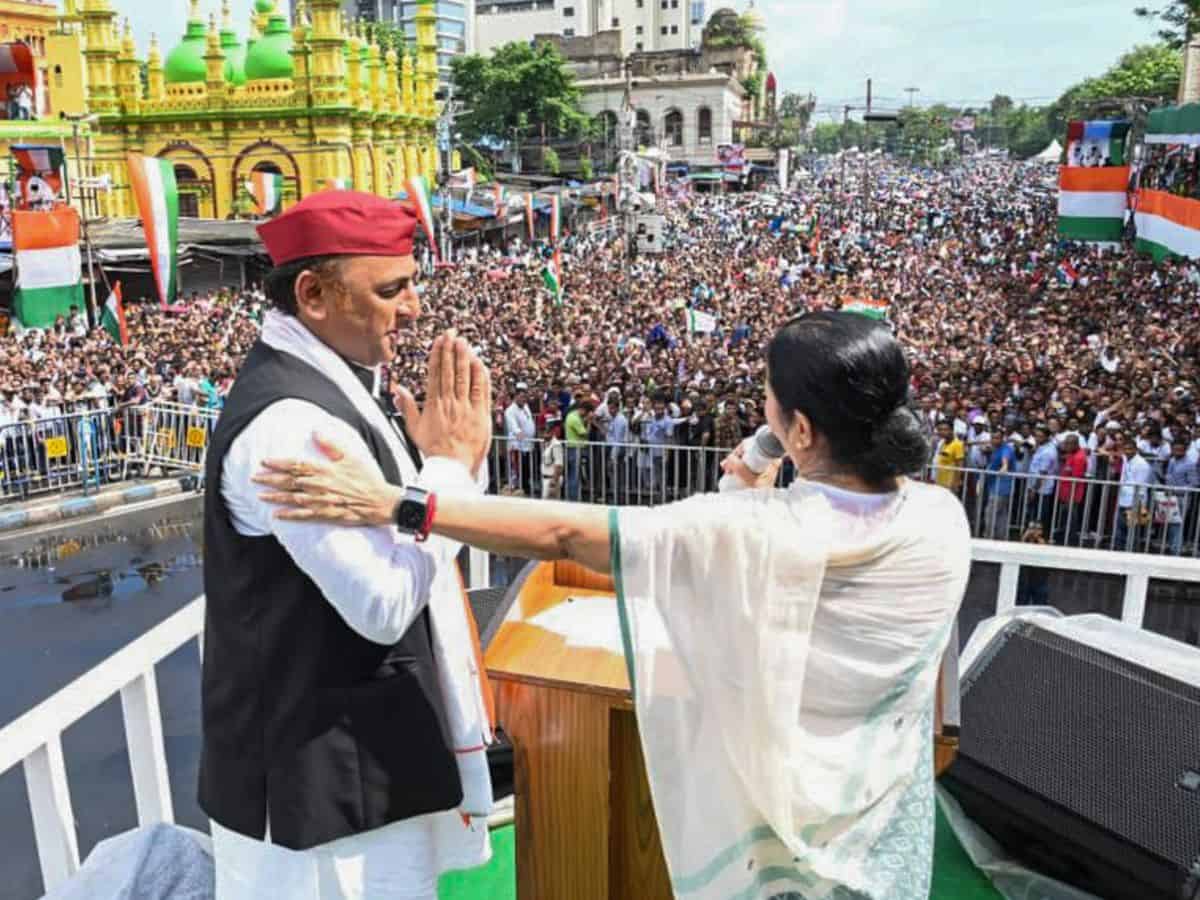 West Bengal CM Banerjee and SP Chief Akhilesh Yadav