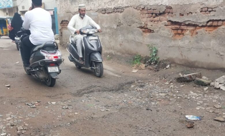 Hyderabad: Misrigunj-Kalapather road cries for attention; commuters irked
