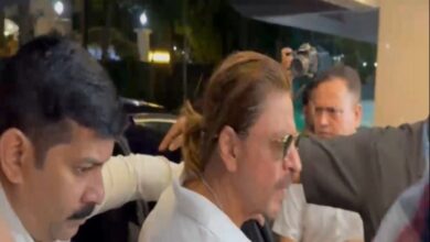SRK, Gauri pay visit to Farah Khan after her mother Menaka Irani passes away