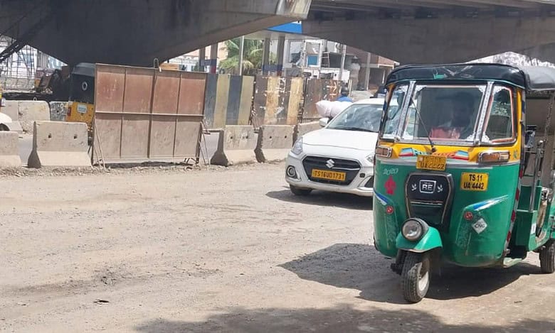 Hyderabad: Rains deteriorate roads in Bahadurpura causing distress