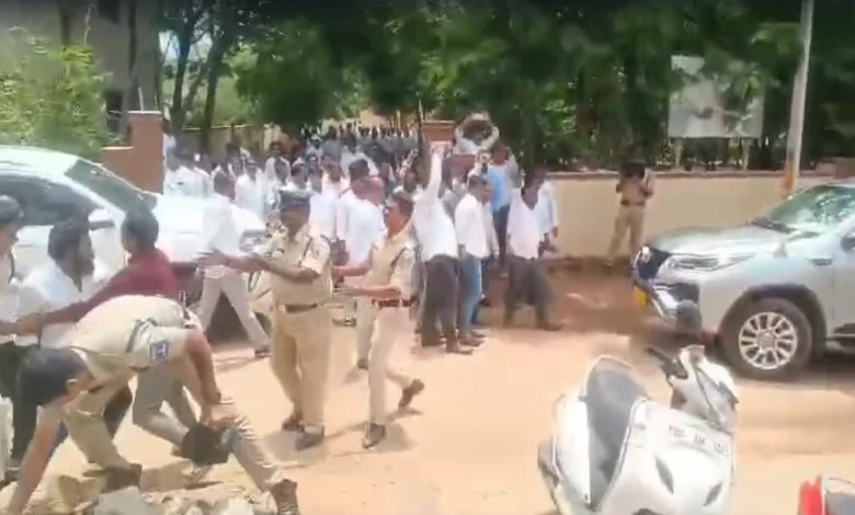 Congress workers throws eggs on MLA Kale Yadaiah’s vehicle