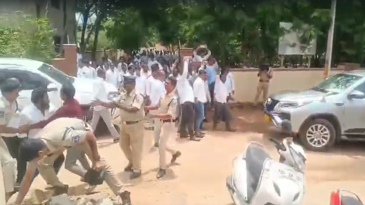 Congress workers throws eggs on MLA Kale Yadaiah’s vehicle