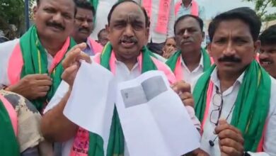 BRS leaders protests against Congress govt over pending loans of farmers