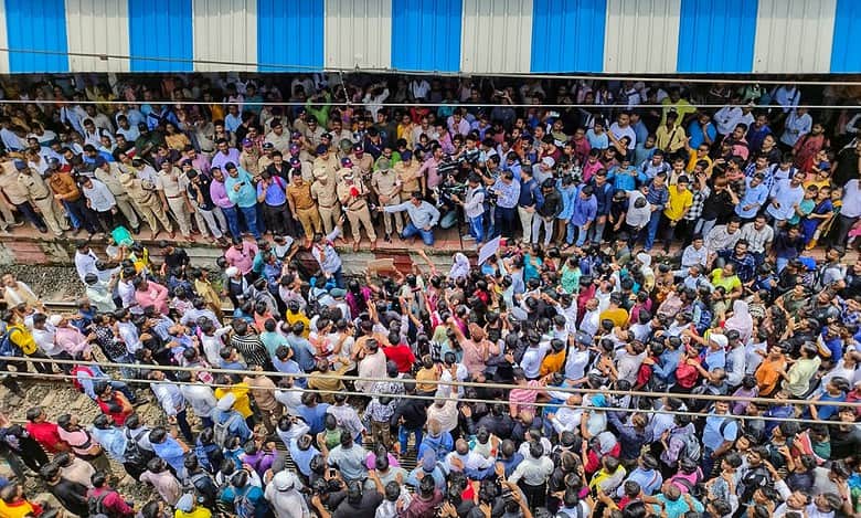 Sexual assault of 4-yr-old girls: Protesters in Badlapur storm school building