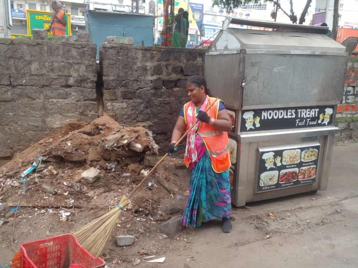 GHMC officials dismantle all the sheds and stalls illegally erected by street vendors and absentee street vendors on the service road from Moosarambagh to Dilsukhnagar on Thursday morning.