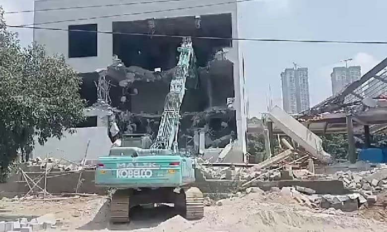Illegal constructions around lakes in Hyderabad