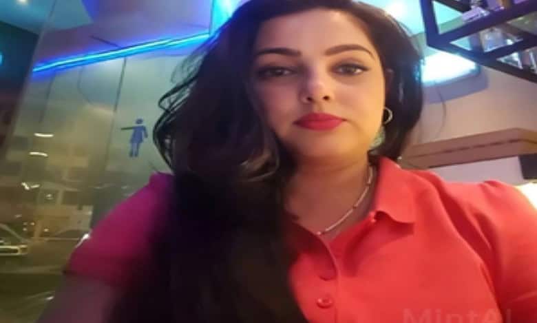 Mamta Kulkarni shares experience of working with SRK in resurfaced video