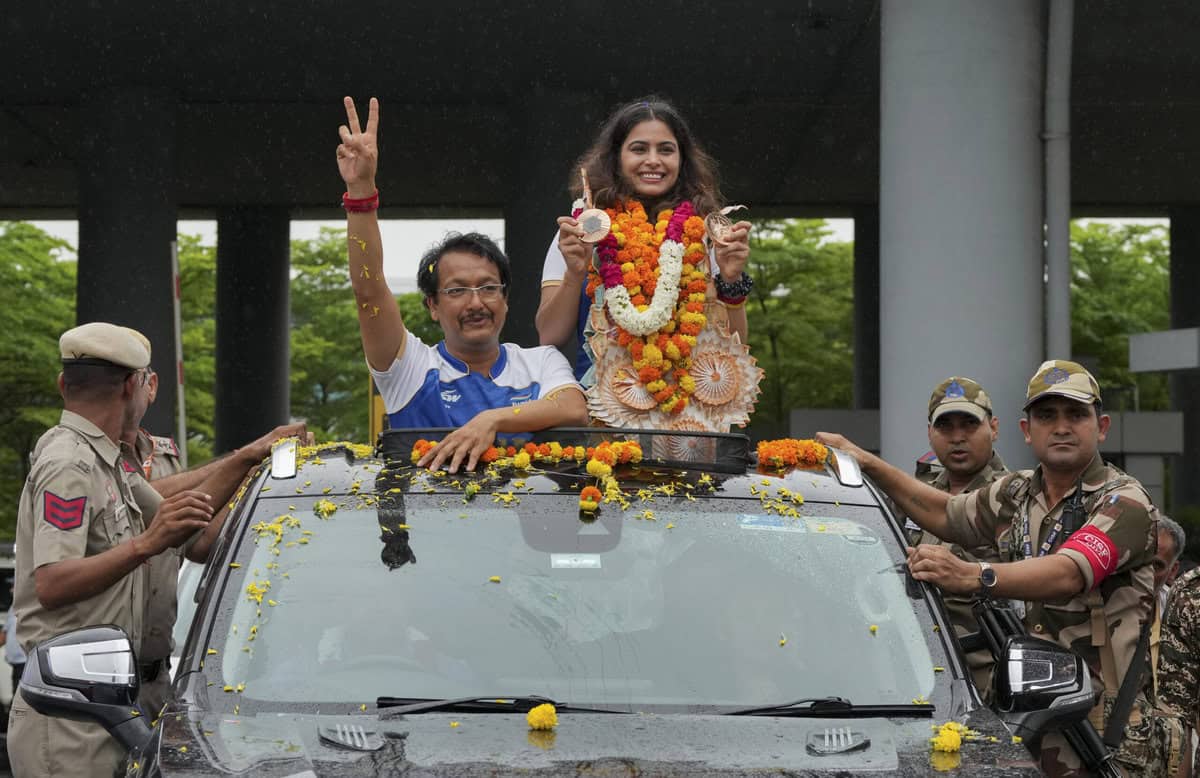 Manu Bhaker welcomed on her arrival in Delhi