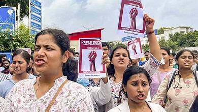 Calcutta HC orders CBI probe into Kolkata doctor's rape & murder