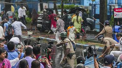 Kolkata: Police personnel lathicharge on ABVP activists during their march to Swasthya Bhawan, in protest against the alleged rape and murder of a post graduate trainee doctor, in Kolkata, Tuesday, Aug 20, 2024. (PTI Photo/Swapan Mahapatra)