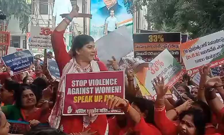 Hyderabad: Mahila Congress workers stopped from protesting outside BJP office