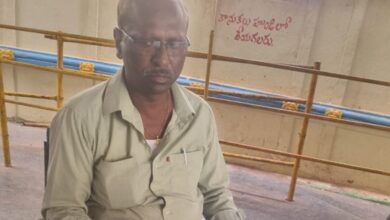 ACB officials arrested the executive officer of Sri Musalamma Jathara Temple after catching him red-handed while accepting a bribe