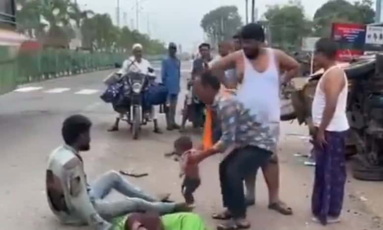 Telangana: RTC bus hits autorickshaw; toddler, parents injured