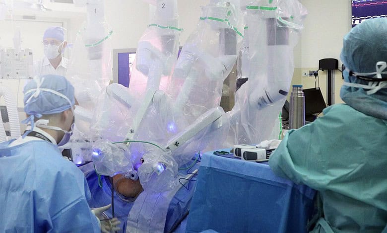 In a first, UAE performs simultaneous robotic kidney transplant for donor, recipient
