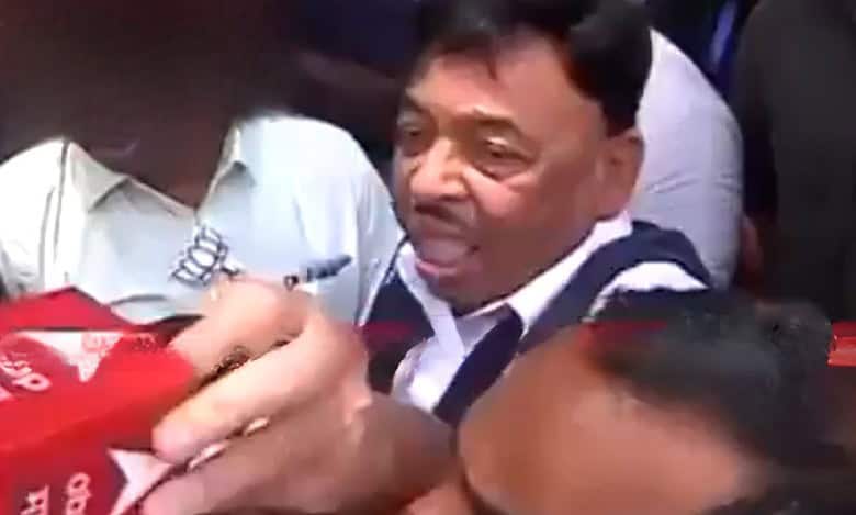 Maha Ex-CM Narayan Rane misbehaves with woman journalist