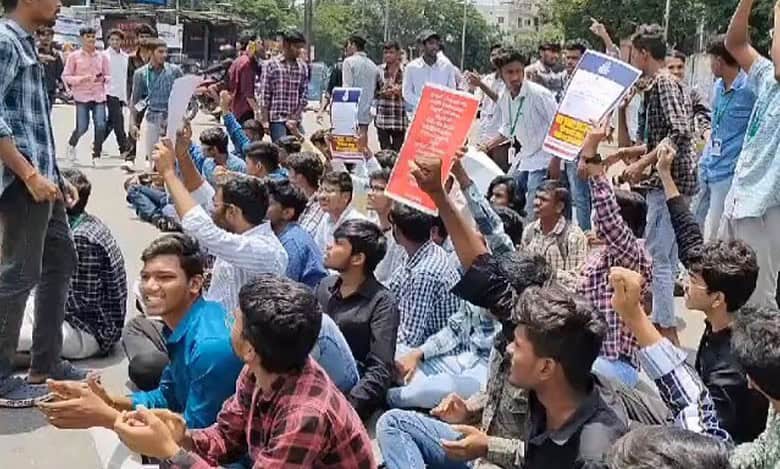 Hyderabad: Nizam College students protest for hostel rooms