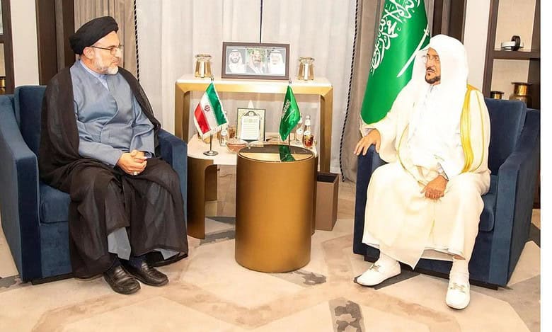 Saudi min of Islamic affairs meets Iranian counterpart at Makkah conference