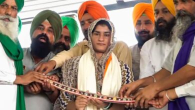 Vinesh phogat with kisan (Farmers)
