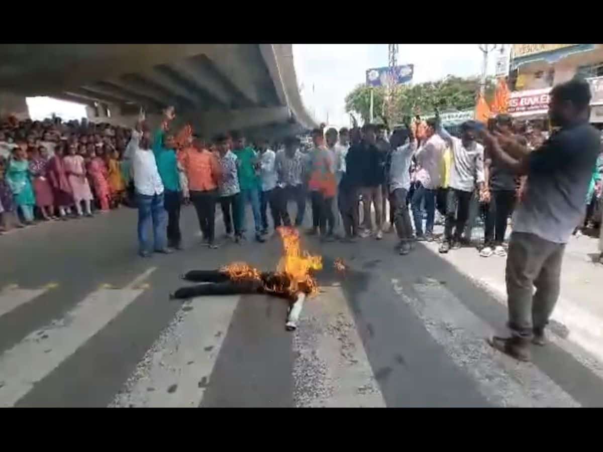 ABVP burn CM's effigy on Hyderabad-Bengaluru national highway