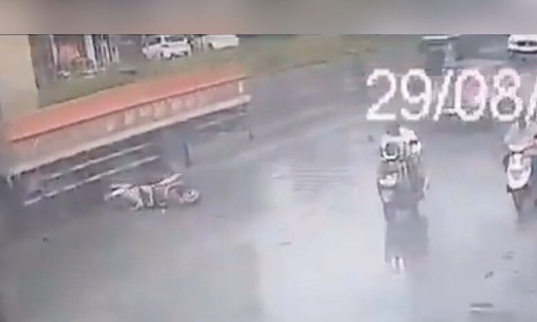 School dies as a lorry runs over her at Habsiguda