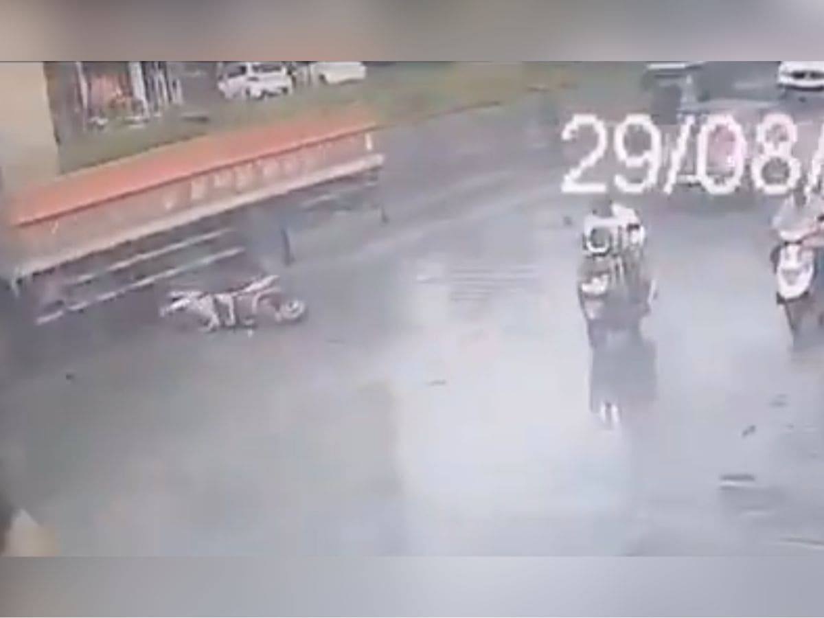 School dies as a lorry runs over her at Habsiguda