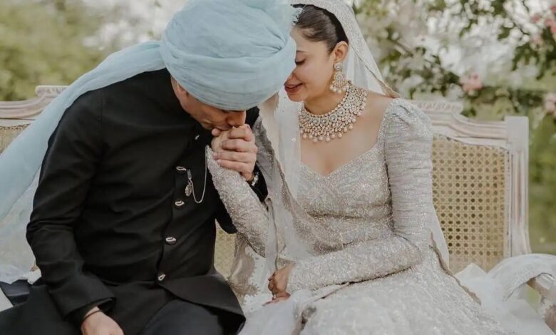 Mahira Khan shares a rare photo with husband, 'Make dua for us'