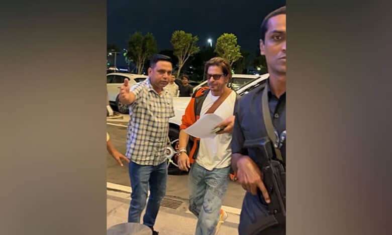 Airport spotting: Shah Rukh Khan makes fashionable appearance in orange jacket