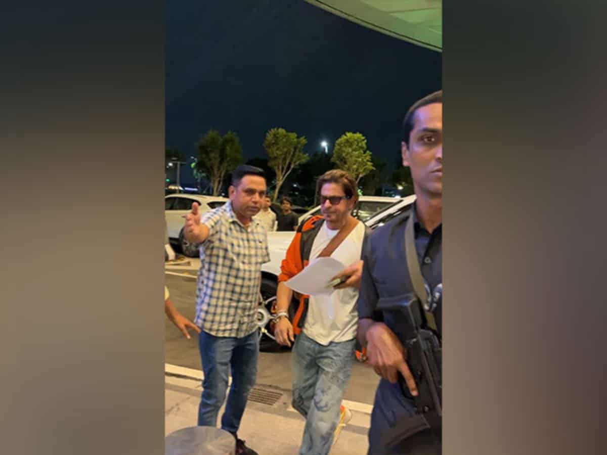 Airport spotting: Shah Rukh Khan makes fashionable appearance in orange jacket