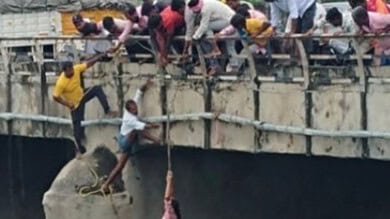 Woman taking selfie falls into Nagarjuna Sagar canal, rescued