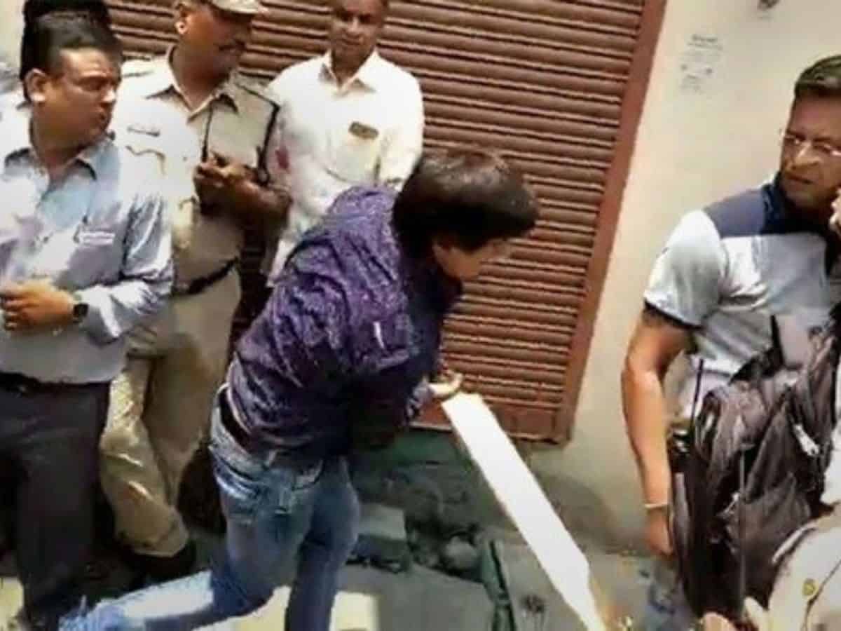 Akash Vijayvargiya hitting MP civic official