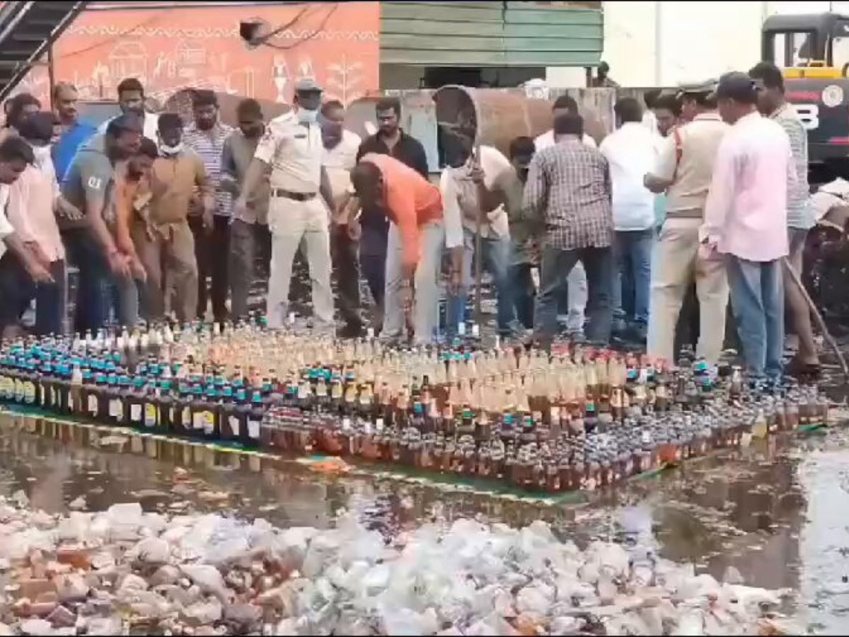 Video: Chaos in Guntur as locals loot seized liquor during police destruction
