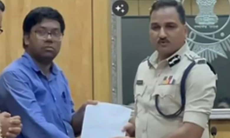 Protesting junior doctors meet Kolkata Police Commissioner