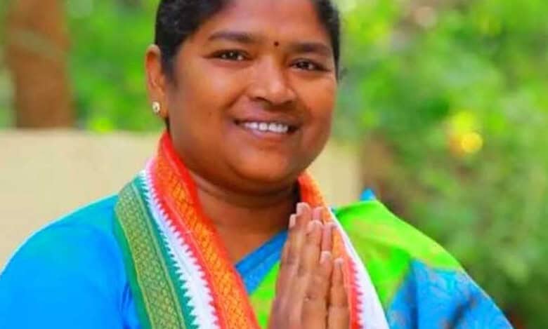 BJP Mahila Morcha workers try to obstruct women and child welfare minister Seethakka when she went to visit Jainoor rape attempt survivor at Gandhi Hospital on Thursday.
