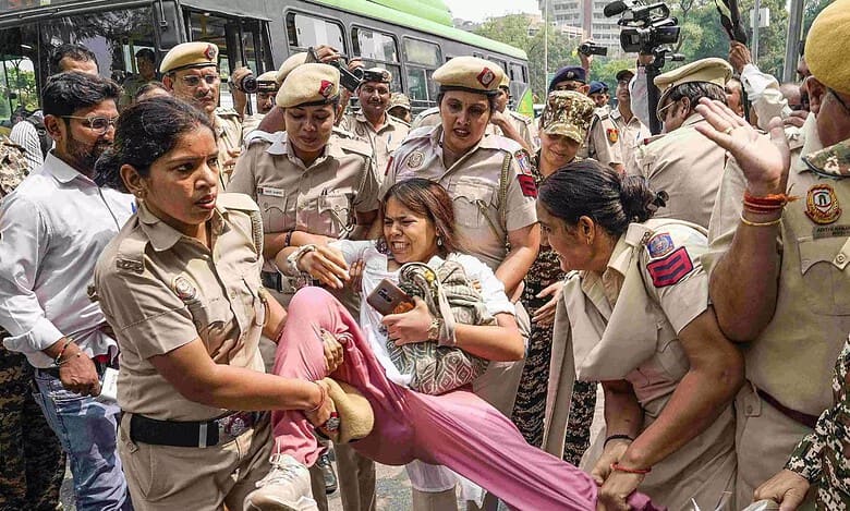 30 teachers detained from Mandi House in Delhi during anti-NEP protest