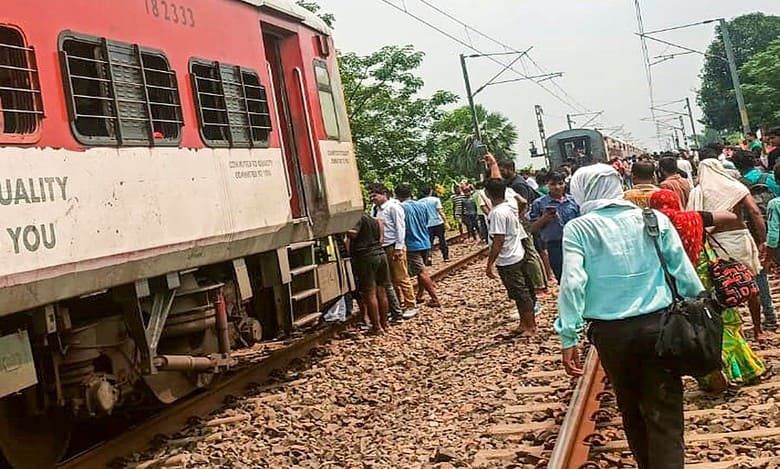 Coupling of Magadh Express breaks, train splits into two in Bihar's Buxar
