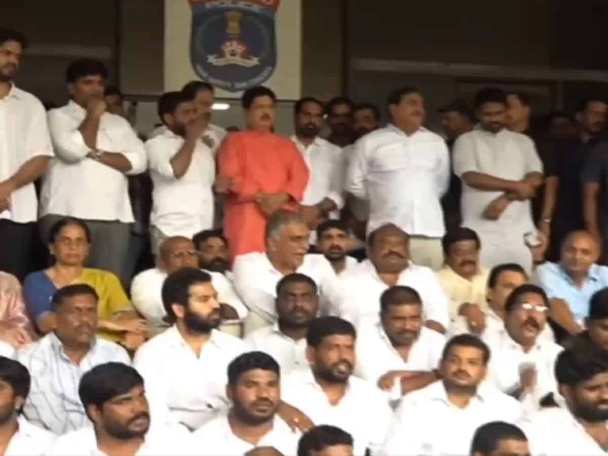 Hyderabad: BRS leaders protest in front of Cyberabad CP office