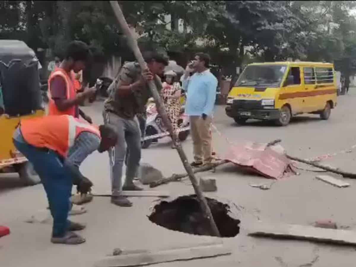 Hyderabad: Sinkhole causes panic among commuters in Miyapur