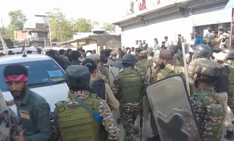 A large contingent of police and army personnel who were deployed (Photo:screengrab)