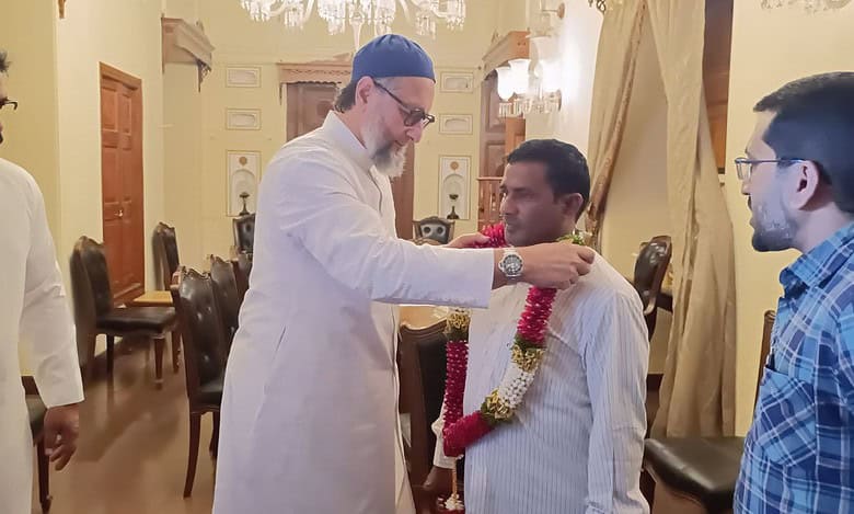 Hyderabad: AIMIM presents Subhan Khan with Rs 51K for heroic flood rescue