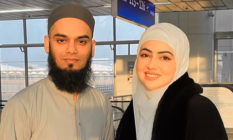 What is the age gap between Sana Khan and Mufti Anas?