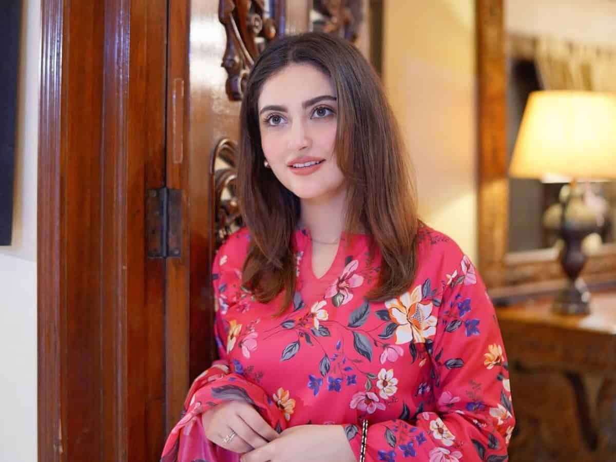 Pak actress Hiba Bukhari spotted with baby bump, video viral