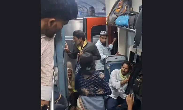 Woman beats co-passenger on train from Gulbarga to Tandur